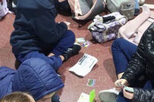 Intercambiar figuritas en la escuela: otra instancia de aprendizaje.