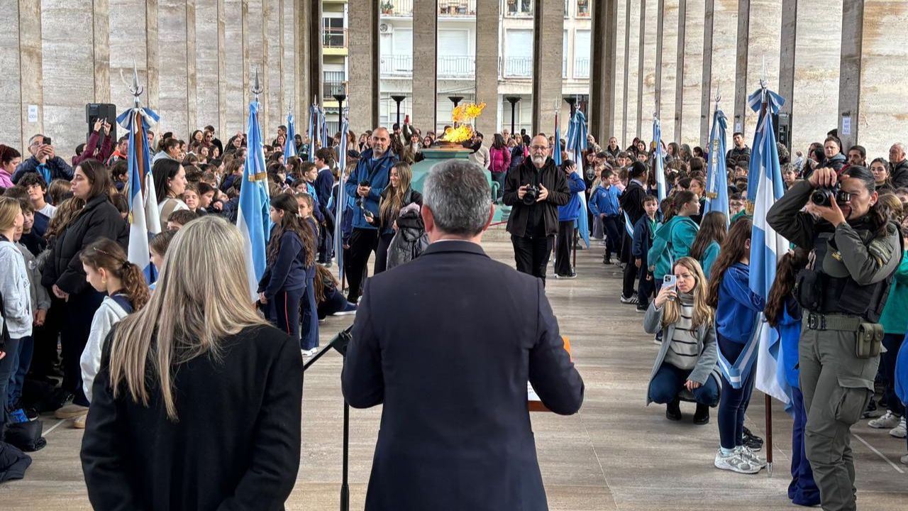 Embanderados con 4°: los estudiantes prometieron lealtad a la bandera Argentina en Rosario. (Marco Koifman - CUI).
