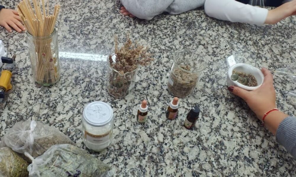Los estudiantes crearon sahumerios. (CUI).
