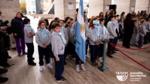 Embanderados con 4°: los estudiantes prometieron lealtad a la bandera Argentina en Rosario. (Marco Koifman - CUI).