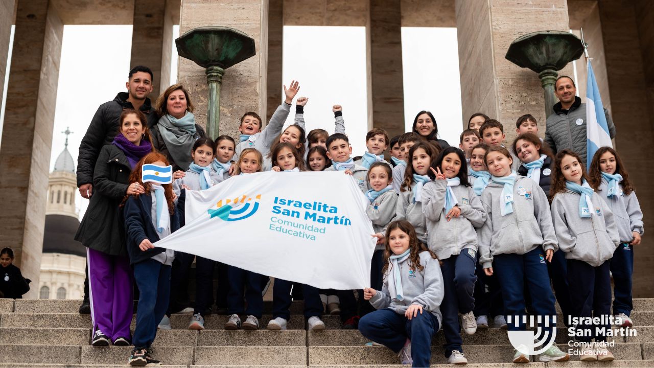 Embanderados con 4°: los estudiantes prometieron lealtad a la bandera Argentina en Rosario. (Marco Koifman - CUI).
