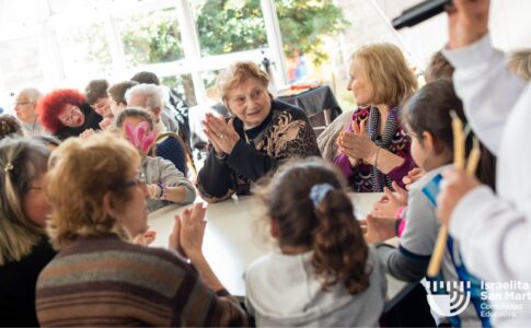 El grupo Goldas compartió actividades con los estudiantes de 2do grado. (Marco Koifman - CUI).