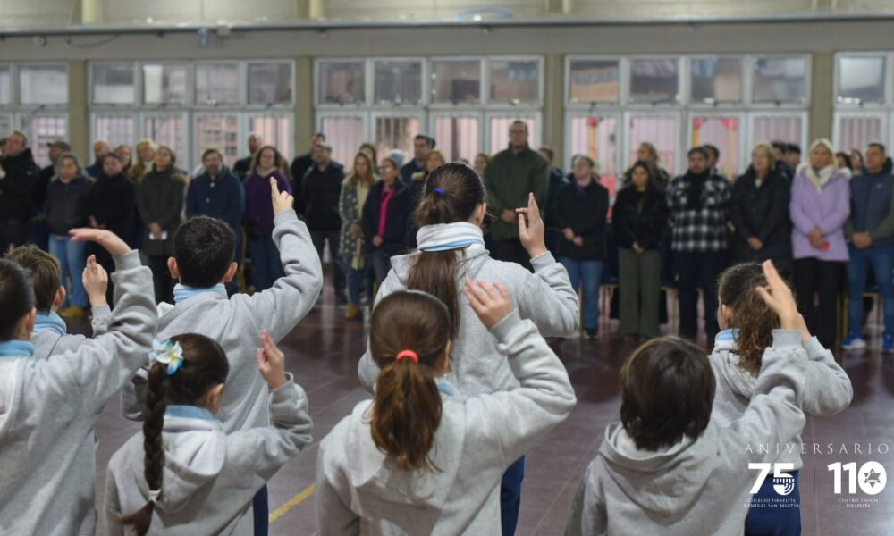 Acto de promesa a la bandera de 4to grado. (Marco Koifman - CUI).