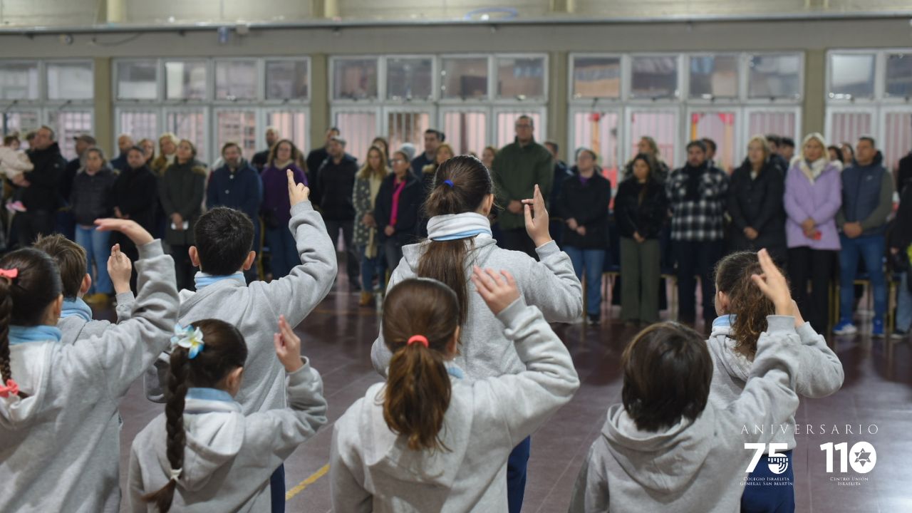 Acto de promesa a la bandera de 4to grado. (Marco Koifman - CUI).