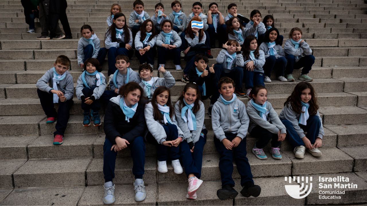 Embanderados con 4°: los estudiantes prometieron lealtad a la bandera Argentina en Rosario. (Marco Koifman - CUI).