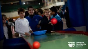 Embanderados con 4°: los estudiantes prometieron lealtad a la bandera Argentina en Rosario. (Marco Koifman - CUI).