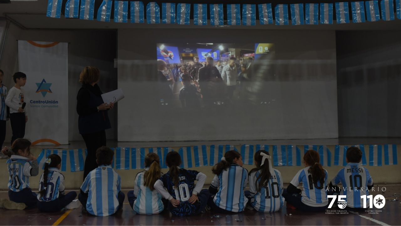 Acto de promesa a la bandera de 4to grado. (Marco Koifman - CUI).
