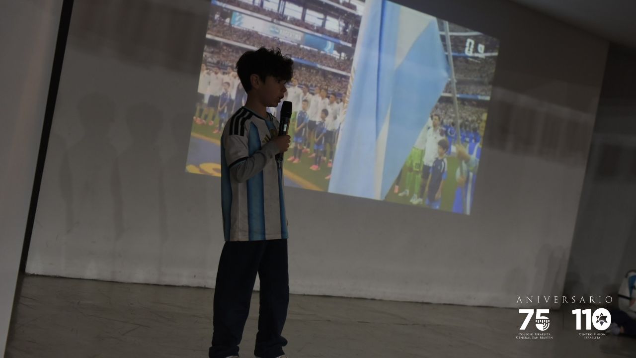 Acto de promesa a la bandera de 4to grado. (Marco Koifman - CUI).