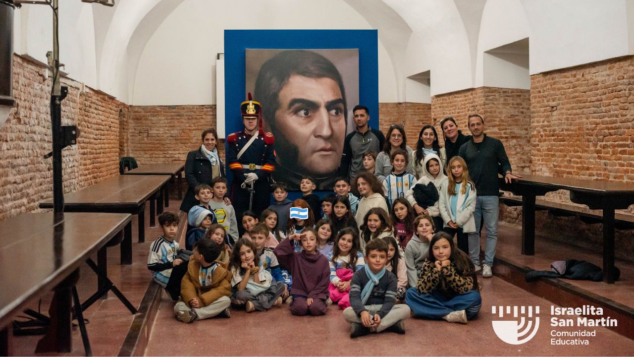 Embanderados con 4°: los estudiantes prometieron lealtad a la bandera Argentina en Rosario. (Marco Koifman - CUI).