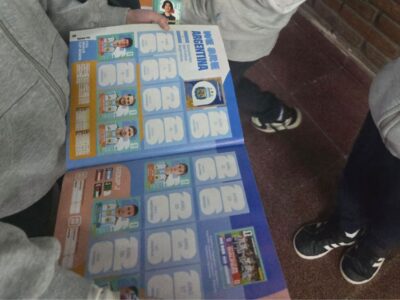 Intercambiar figuritas en la escuela: otra instancia de aprendizaje.
