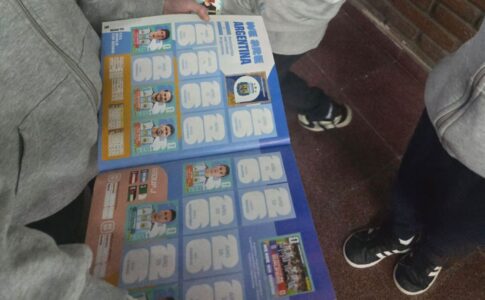 Intercambiar figuritas en la escuela: otra instancia de aprendizaje.