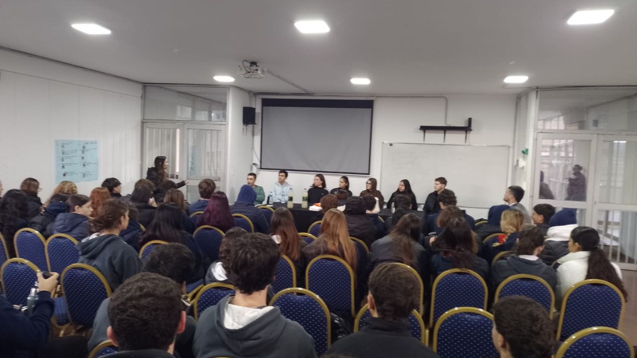Panel de egresados: exalumnos compartieron sus experiencias universitarias. (CUI).