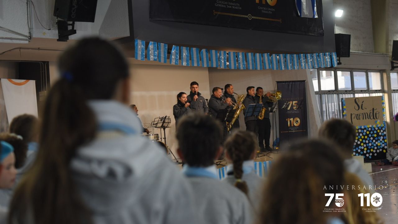Acto de promesa a la bandera de 4to grado. (Marco Koifman - CUI).