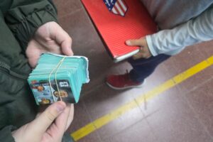 Intercambiar figuritas en la escuela: otra instancia de aprendizaje.