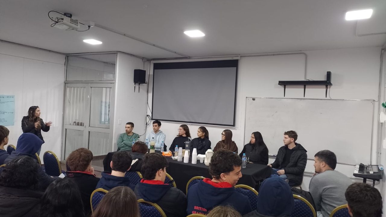 Panel de egresados: exalumnos compartieron sus experiencias universitarias. (CUI).