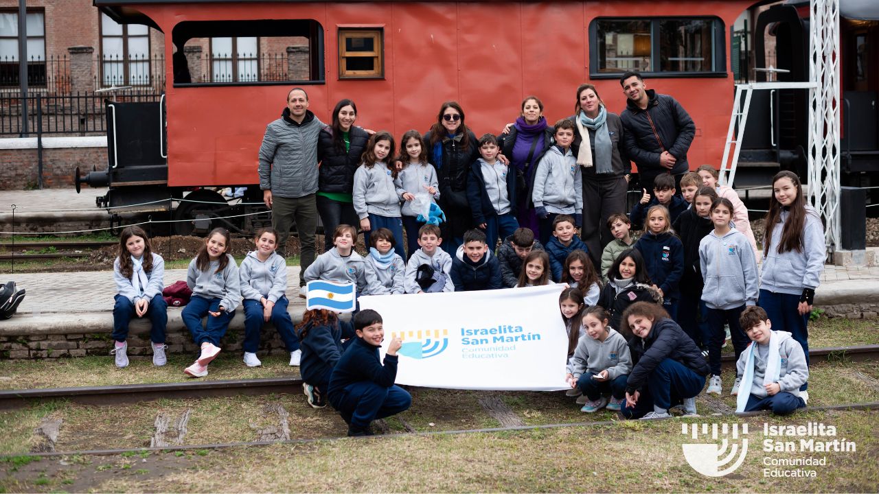 Embanderados con 4°: los estudiantes prometieron lealtad a la bandera Argentina en Rosario. (Marco Koifman - CUI).