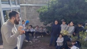 Los estudiantes colocaron plantas y peces en la laguna. (CUI).