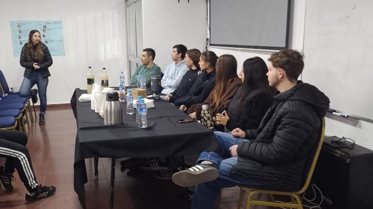 Panel de egresados: exalumnos compartieron sus experiencias universitarias. (CUI).