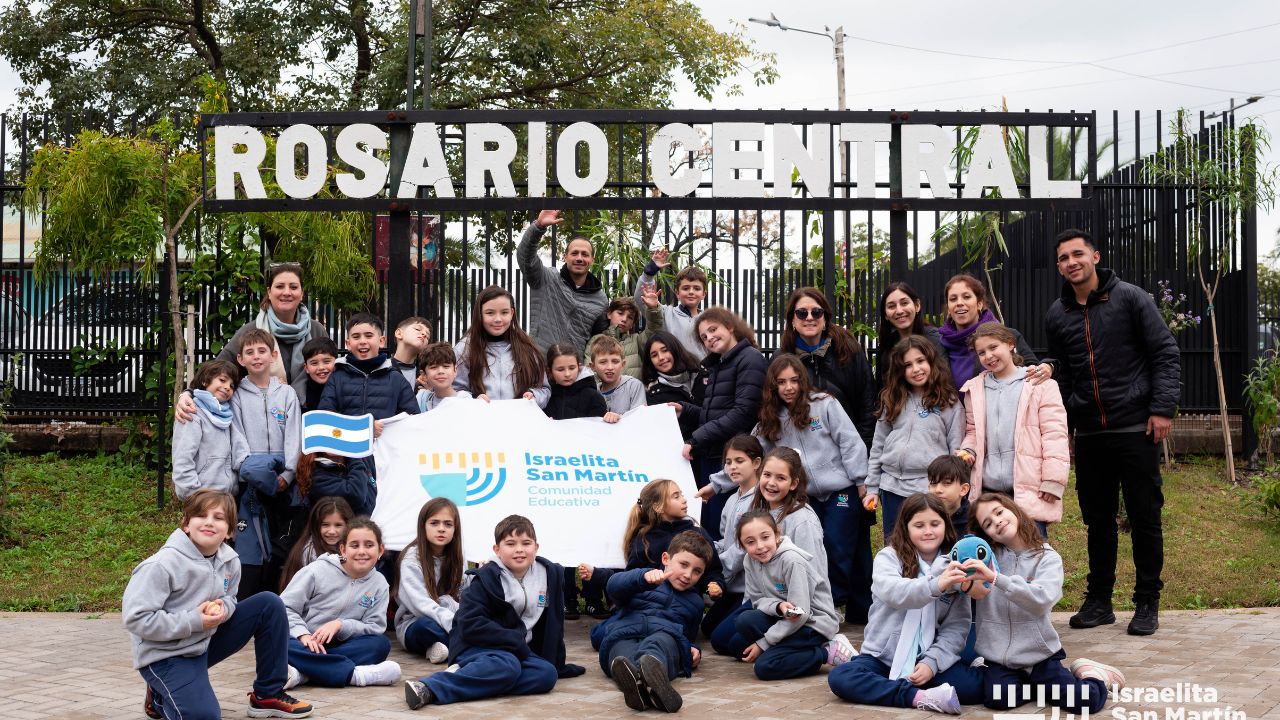 Embanderados con 4°: los estudiantes prometieron lealtad a la bandera Argentina en Rosario. (Marco Koifman - CUI).
