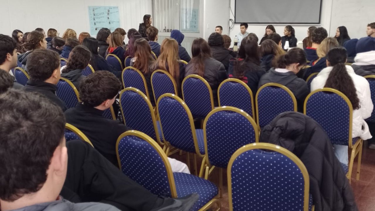 Panel de egresados: exalumnos compartieron sus experiencias universitarias. (CUI).