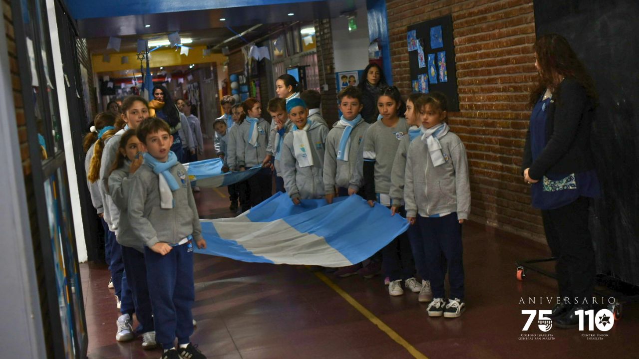 Acto de promesa a la bandera de 4to grado. (Marco Koifman - CUI).