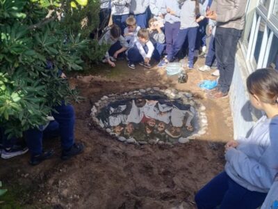 Los estudiantes colocaron plantas y peces en la laguna. (CUI).