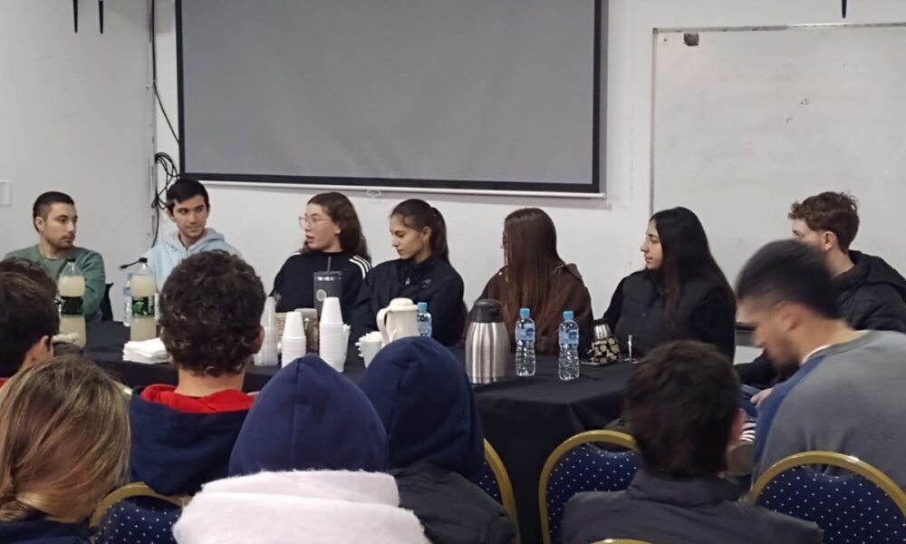Panel de egresados: exalumnos compartieron sus experiencias universitarias. (CUI).