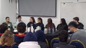 Panel de egresados: exalumnos compartieron sus experiencias universitarias. (CUI).