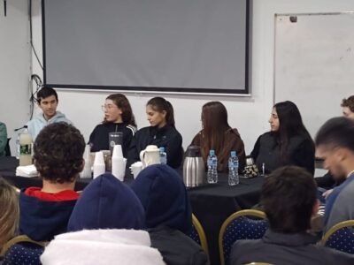 Panel de egresados: exalumnos compartieron sus experiencias universitarias. (CUI).