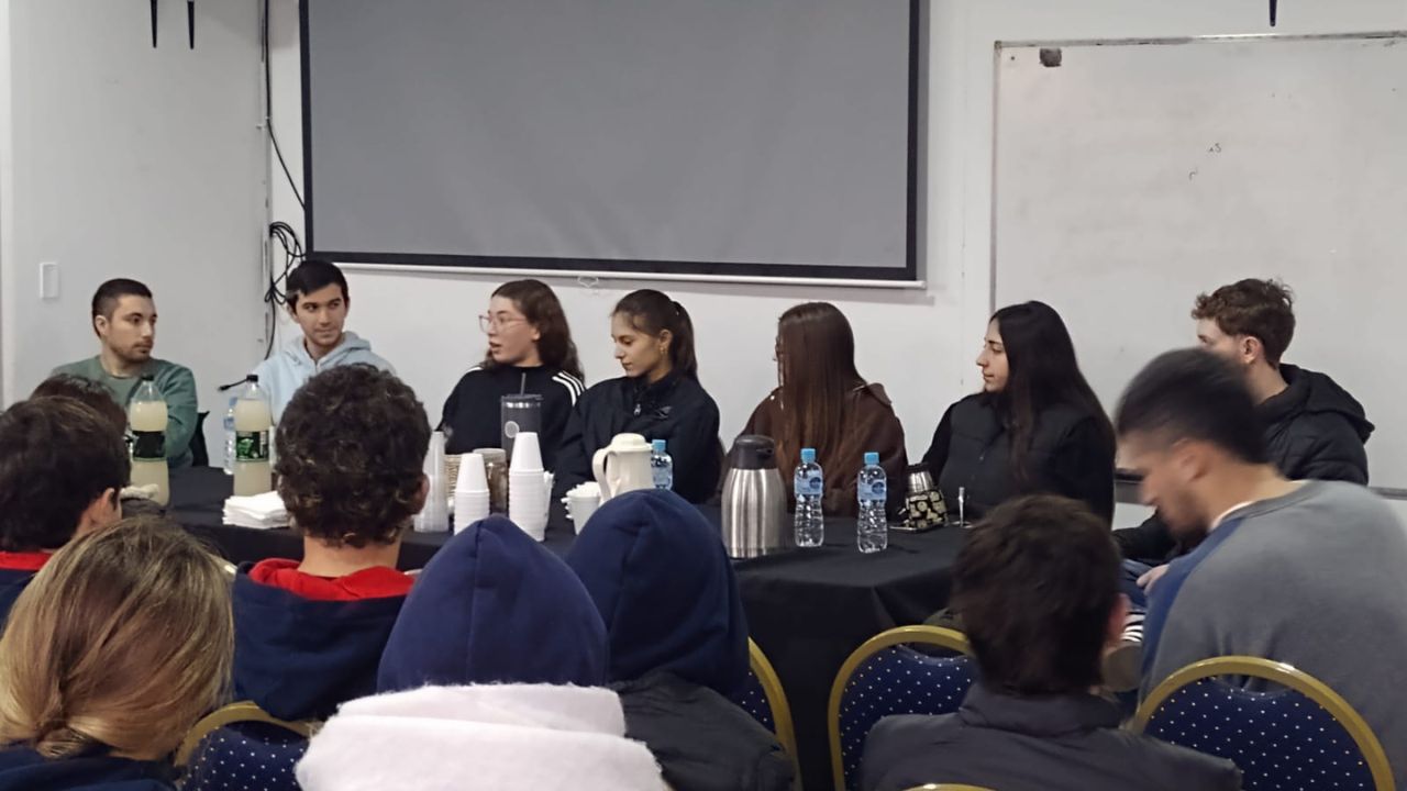 Panel de egresados: exalumnos compartieron sus experiencias universitarias. (CUI).
