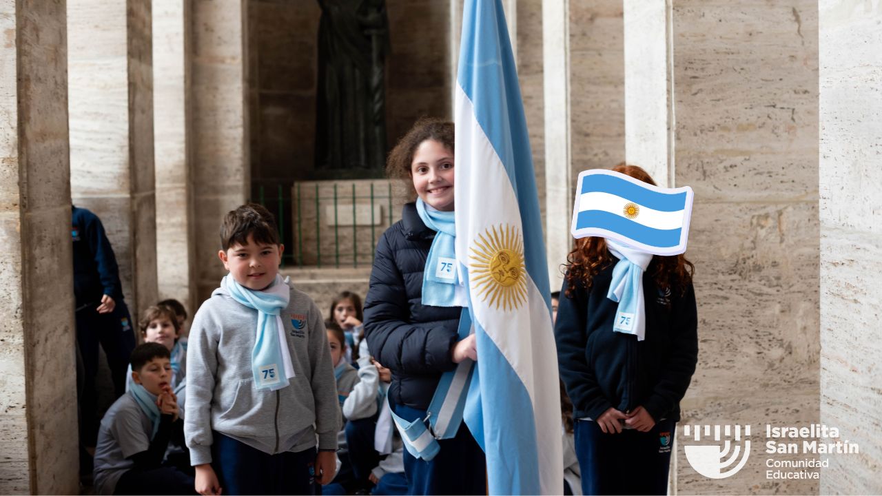 Embanderados con 4°: los estudiantes prometieron lealtad a la bandera Argentina en Rosario. (Marco Koifman - CUI).
