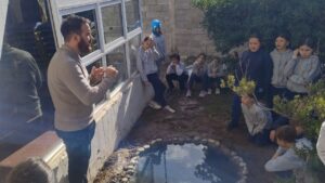 Los estudiantes colocaron plantas y peces en la laguna. (CUI).