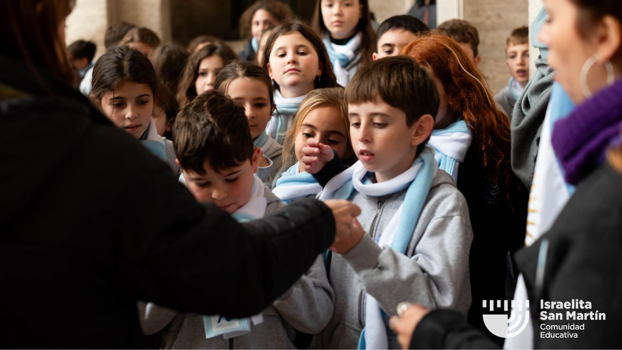 Embanderados con 4°: los estudiantes prometieron lealtad a la bandera Argentina en Rosario. (Marco Koifman - CUI).