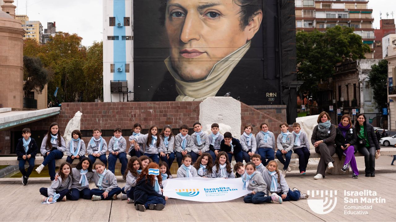 Embanderados con 4°: los estudiantes prometieron lealtad a la bandera Argentina en Rosario. (Marco Koifman - CUI).