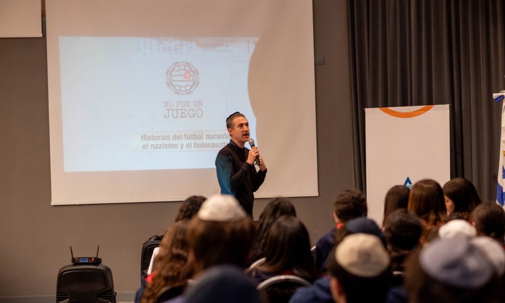 Charla en el Secundario. (Marco Koifman - CUI).