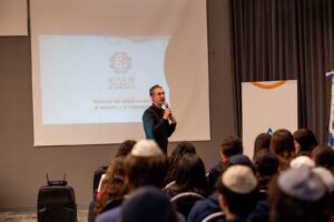 Charla en el Secundario. (Marco Koifman - CUI).