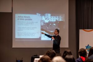 Charla en el Secundario. (Marco Koifman - CUI).