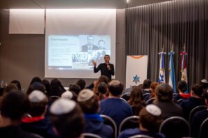 Charla en el Secundario. (Marco Koifman - CUI).