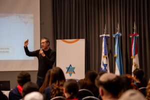 Charla en el Secundario. (Marco Koifman - CUI).