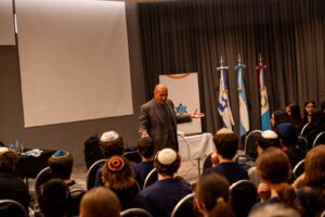Charla en el Secundario. (Marco Koifman - CUI).