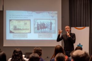 Charla en el Secundario. (Marco Koifman - CUI).