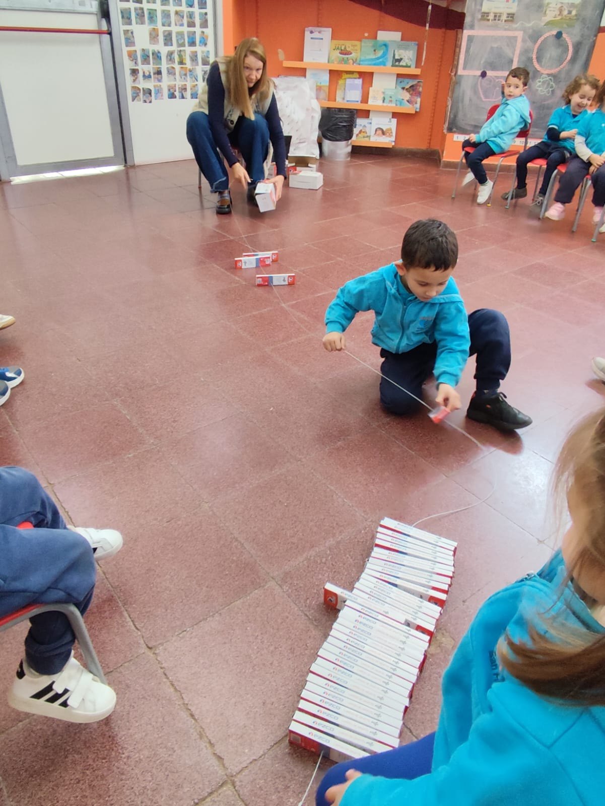 Formas, colores y materiales: una experiencia para descubrir y crear en el Gan. (CUI).