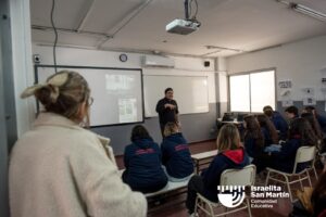 Mauro Enbe visitó el colegio y conversó con estudiantes sobre Israel, sionismo y antisemitismo. (Marco Koifman - CUI).