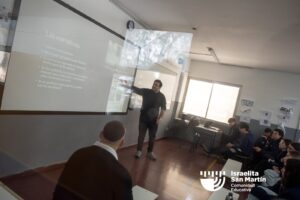 Mauro Enbe visitó el colegio y conversó con estudiantes sobre Israel, sionismo y antisemitismo. (Marco Koifman - CUI).