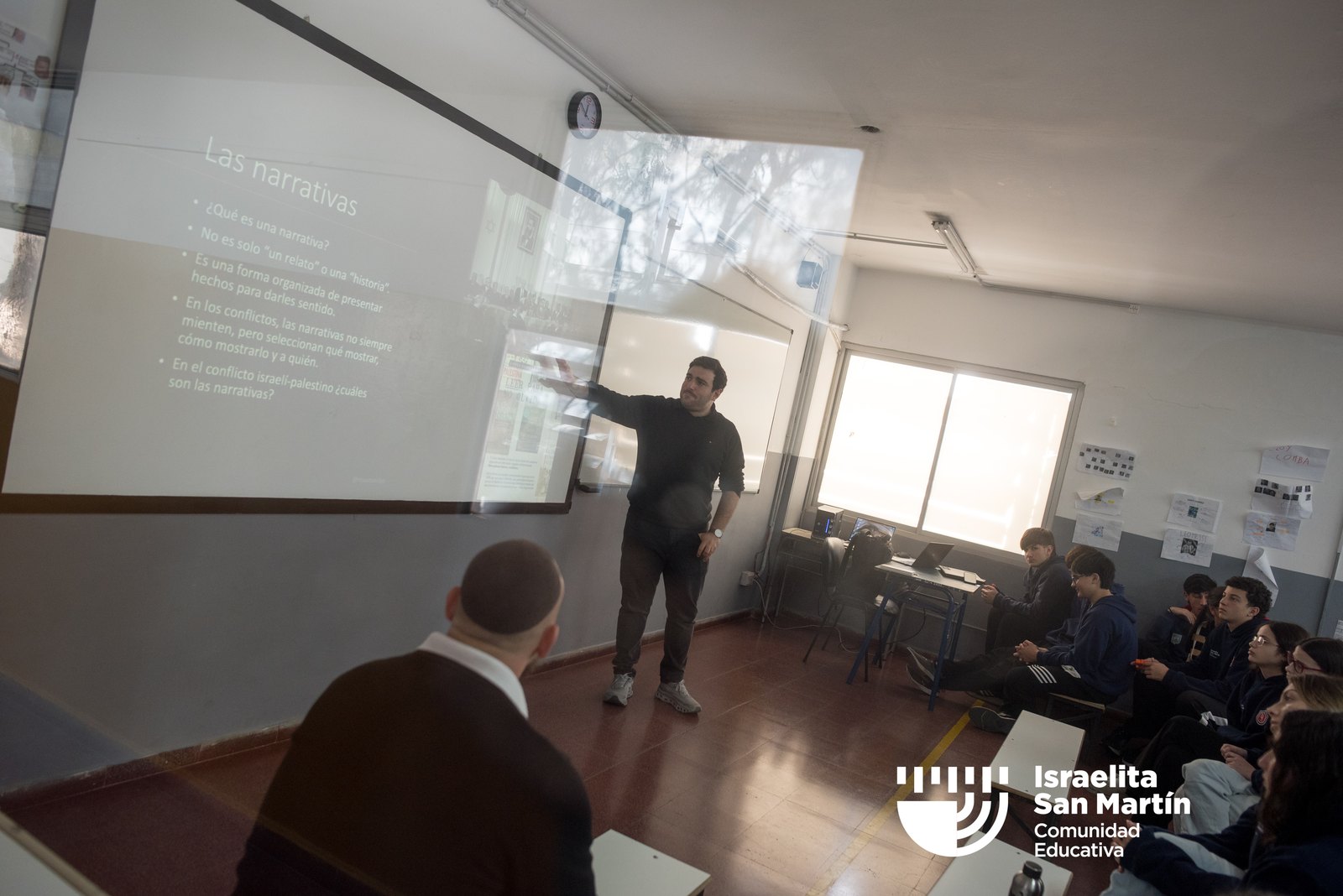 Mauro Enbe visitó el colegio y conversó con estudiantes sobre Israel, sionismo y antisemitismo. (Marco Koifman - CUI).