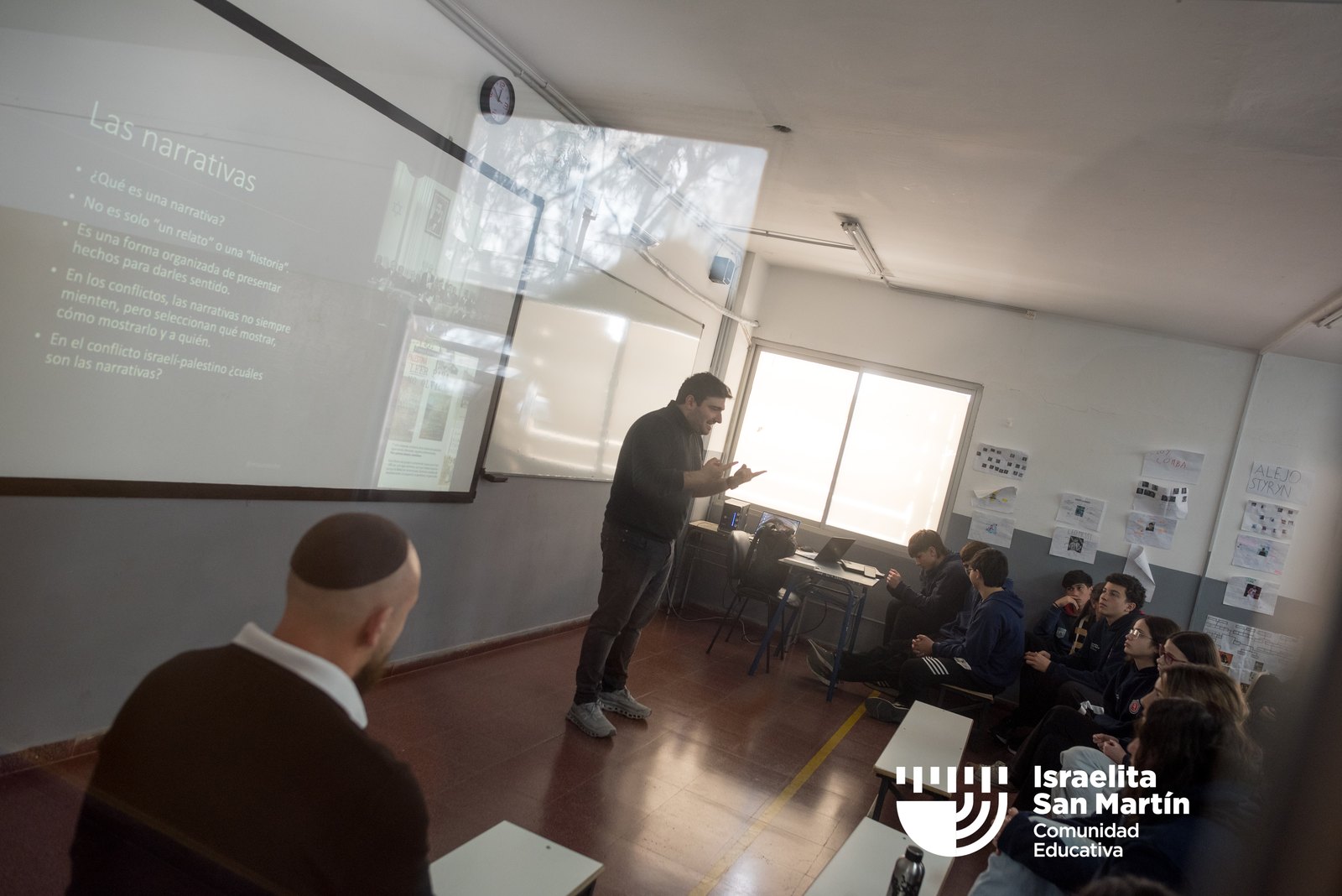 Mauro Enbe visitó el colegio y conversó con estudiantes sobre Israel, sionismo y antisemitismo. (Marco Koifman - CUI).