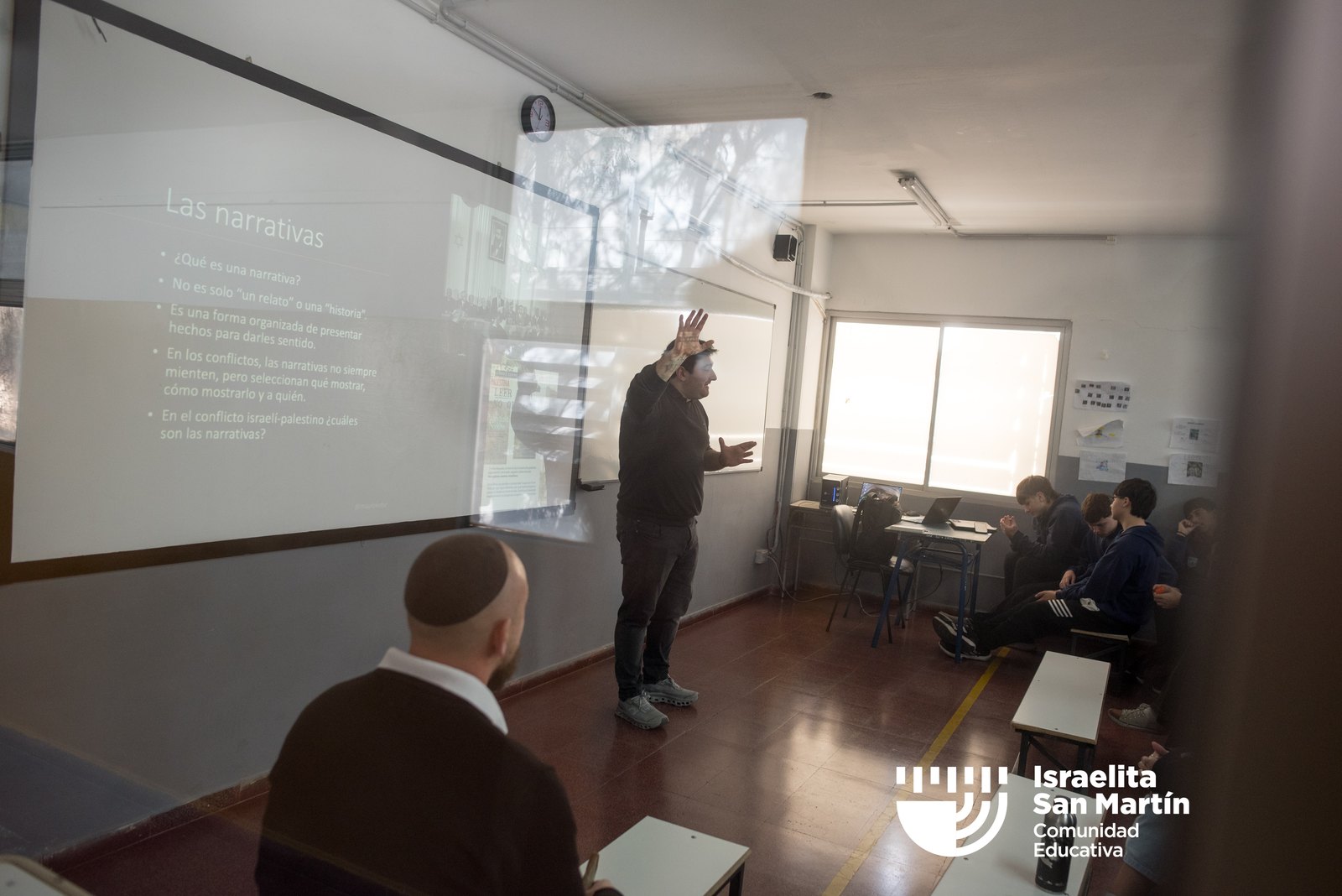 Mauro Enbe visitó el colegio y conversó con estudiantes sobre Israel, sionismo y antisemitismo. (Marco Koifman - CUI).