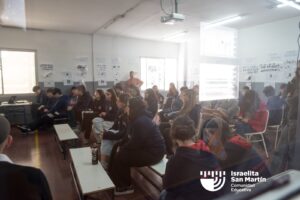 Mauro Enbe visitó el colegio y conversó con estudiantes sobre Israel, sionismo y antisemitismo. (Marco Koifman - CUI).