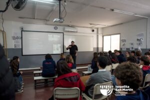 Mauro Enbe visitó el colegio y conversó con estudiantes sobre Israel, sionismo y antisemitismo. (Marco Koifman - CUI).