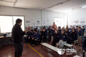 Mauro Enbe visitó el colegio y conversó con estudiantes sobre Israel, sionismo y antisemitismo. (Marco Koifman - CUI).